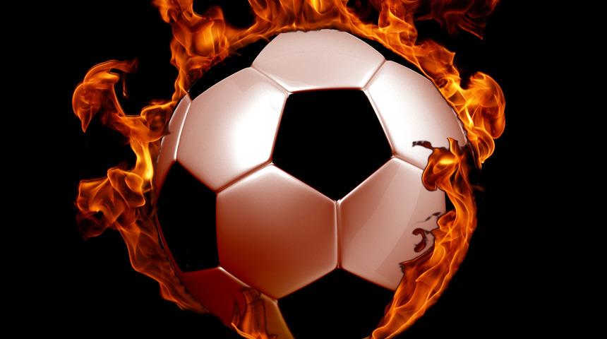 Kendisine kırmızı kart g&ouml;steren hakeme kafa attı