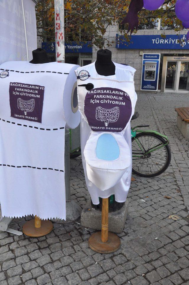 Hastalıklarına klozete oturarak dikkat &ccedil;ekmeye &ccedil;alıştılar 4