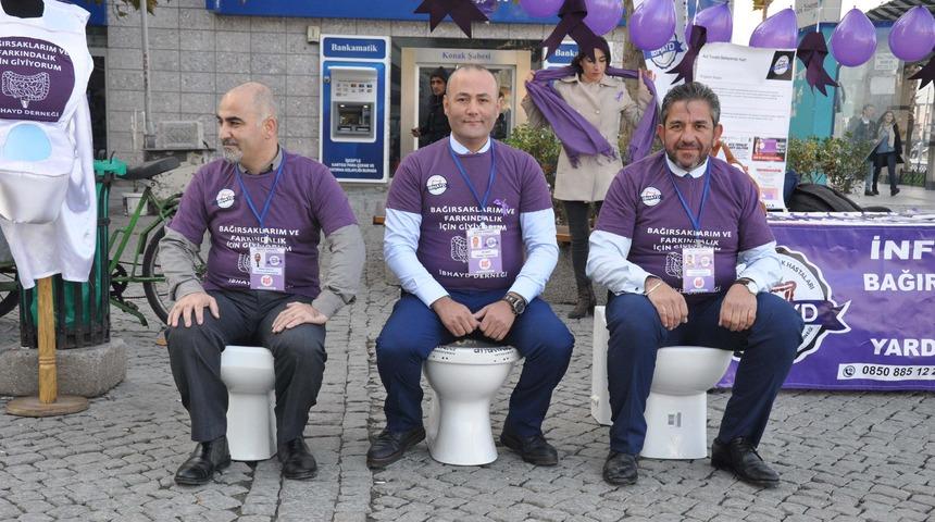 Hastalıklarına klozete oturarak dikkat &ccedil;ekmeye &ccedil;alıştılar