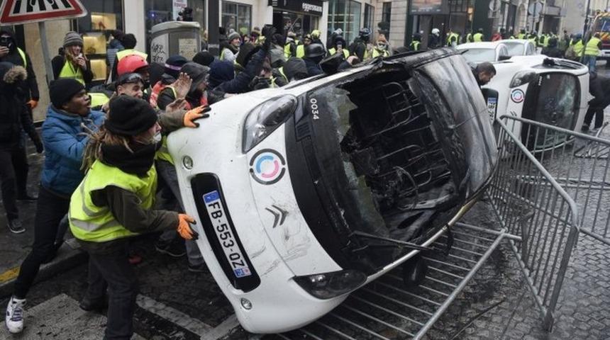 Paris'te Sarı Yelekliler gösterileri: Fransa OHAL ilan etmeyi düşünüyor