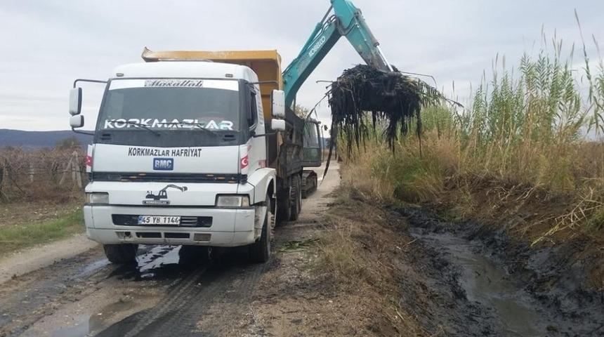 G&ouml;lmarmara&rsquo;da 2 kilometrelik dere temizlik &ccedil;alışması başladı
