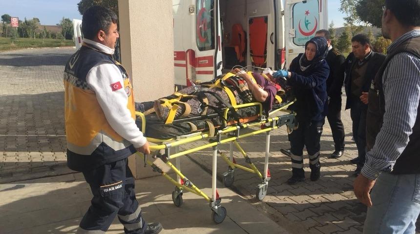 Otomobil bah&ccedil;e duvarına &ccedil;arptı: 2 Yaralı