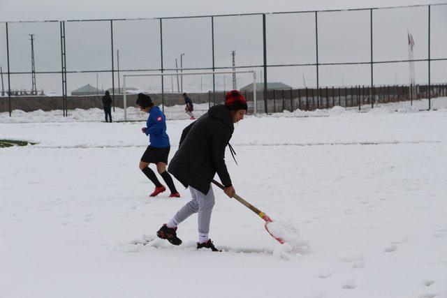 Kadın futbolcular kar temizle mücadelesinde bulundular