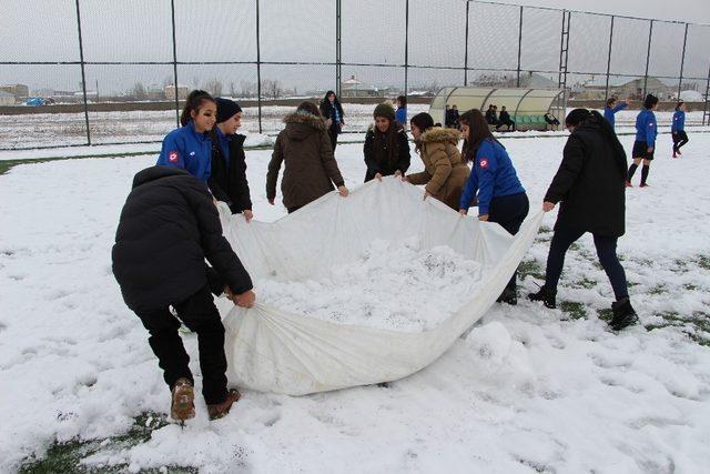 Kadın futbolcular kar temizle mücadelesinde bulundular