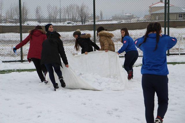 Kadın futbolcular kar temizle mücadelesinde bulundular