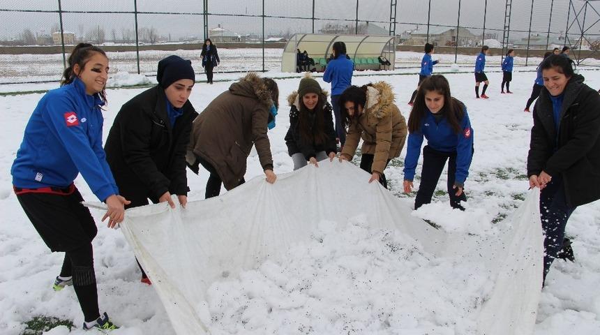 Kadın futbolcular kar temizle m&uuml;cadelesinde bulundular
