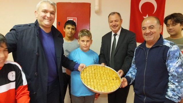 Burhaniye’de Ataş, genç güreşçileri sevindirdi