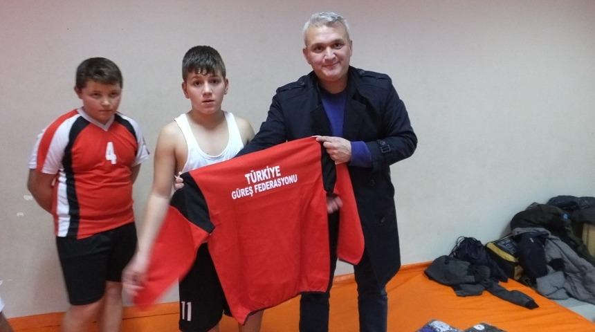 Burhaniye&rsquo;de Ataş, gen&ccedil; g&uuml;reş&ccedil;ileri sevindirdi