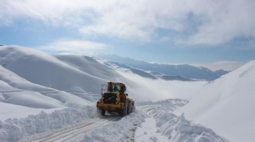 Yollar kapandı, kar kalınlığı 1 metre!
