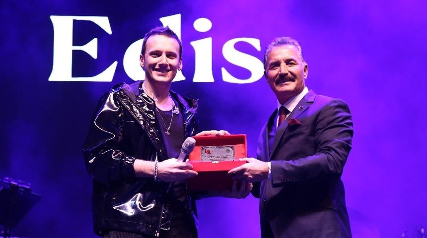 &Uuml;nl&uuml; sanat&ccedil;ı Edis, Torosları coşturdu