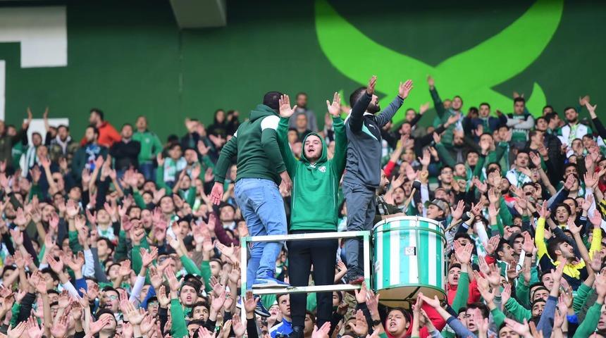 Bursaspor kaptanı Ertuğrul Ersoy takımına tribünden destek verdi