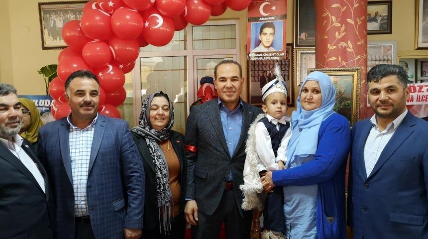 Babasının şehadetinin &uuml;&ccedil;&uuml;nc&uuml; yılında s&uuml;nnet oldu