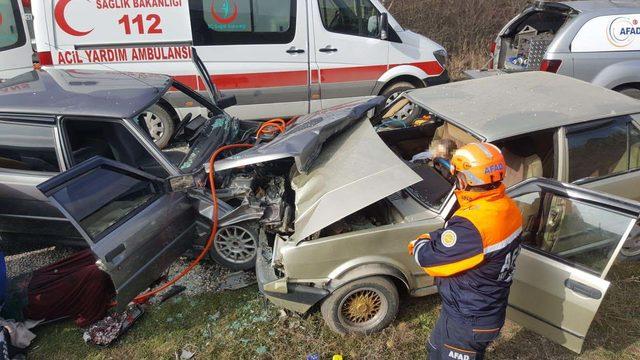 Kütahya'da otomobiller çarpıştı: 1 ölü, 5 yaralı