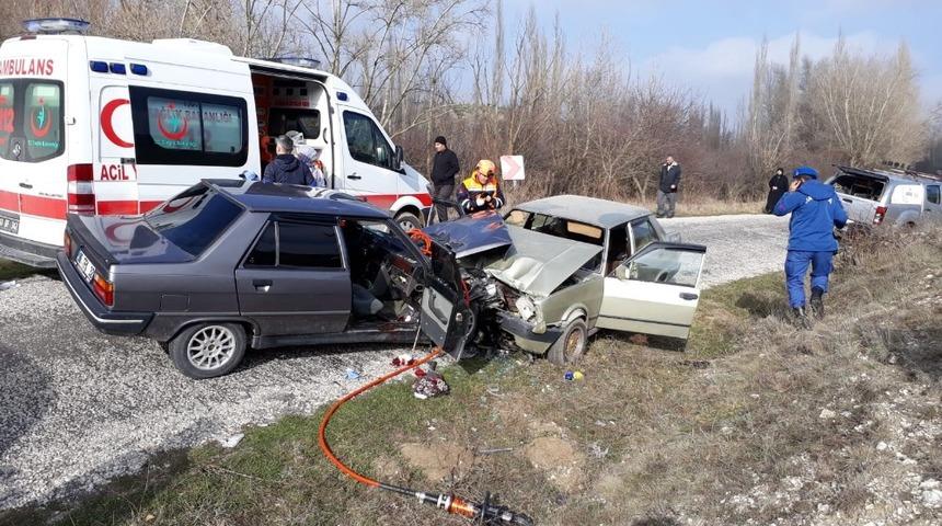 K&uuml;tahya&rsquo;da 2 otomobil &ccedil;arpıştı: 1 &ouml;l&uuml;, 5 yaralı