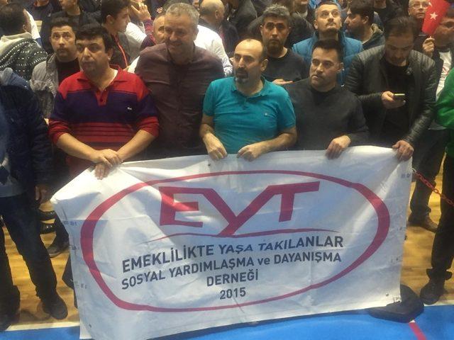 Bursa’da EYT’liler spor salonuna sığmadı