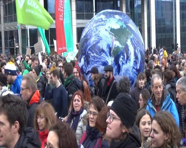 Brüksel'de on binlerce kişi iklim değişikliğini protesto için yürüdü