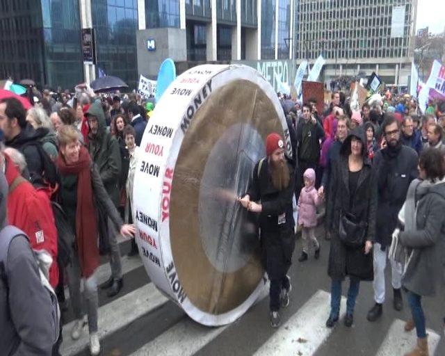 Brüksel'de on binlerce kişi iklim değişikliğini protesto için yürüdü