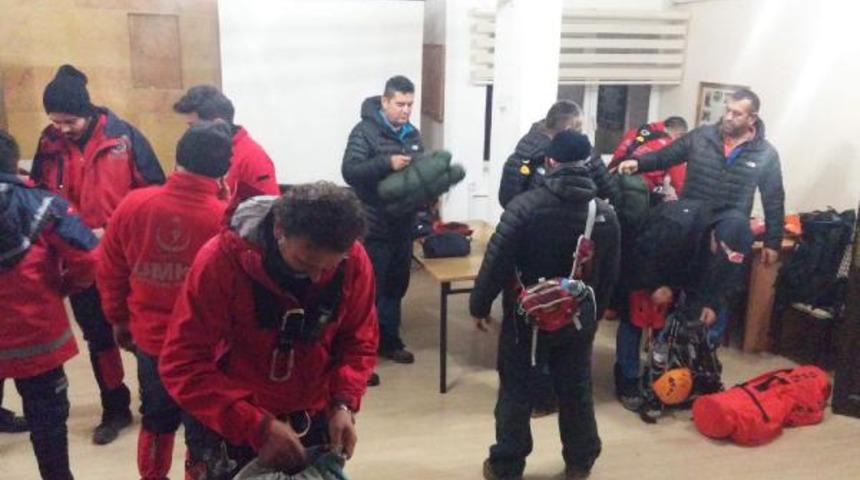 Demirkazık Dağı'nda dağcıların üzerine çığ düştü