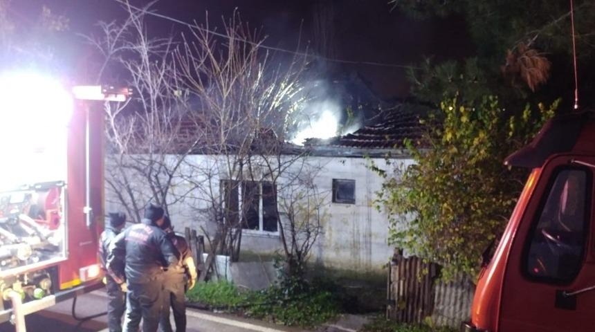 Metruk binada &ccedil;ıkan yangın itfaiyeyi harekete ge&ccedil;irdi