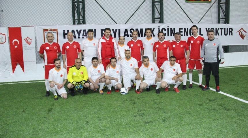 Sivas protokol&uuml; engelliler ile halı sahada buluştu