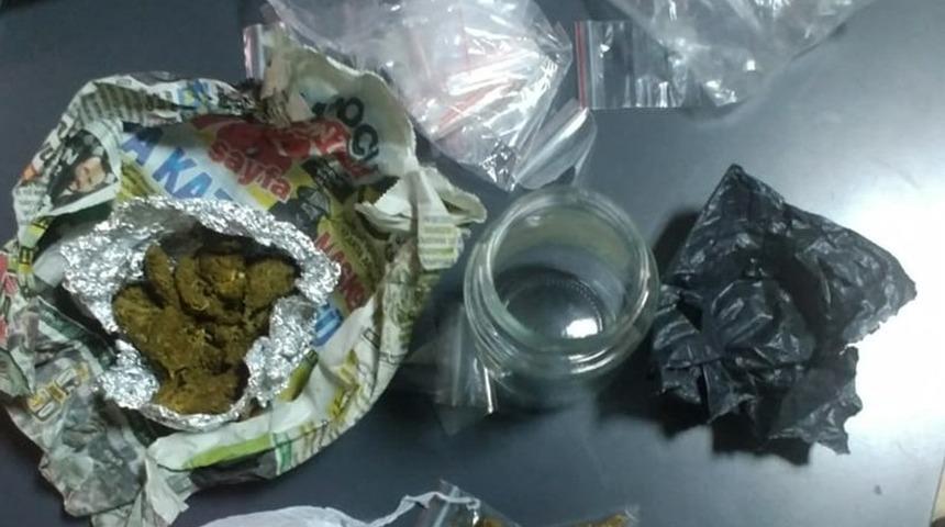 Kiralık ara&ccedil;la uyuşturucu ticaretine tutuklama