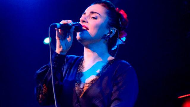 Ceylan Ertem şarkılarıyla büyüledi!