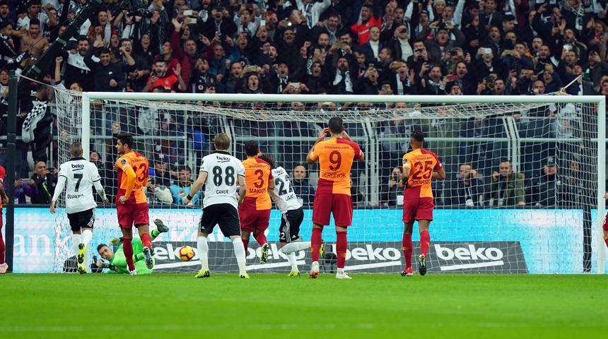 Erman Toroğlu'ndan Eren Derdiyok'a: Azıcık beyni olan olan futbolcu bunu yapmaz