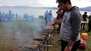 Göl kıyısında hamsi festivali 