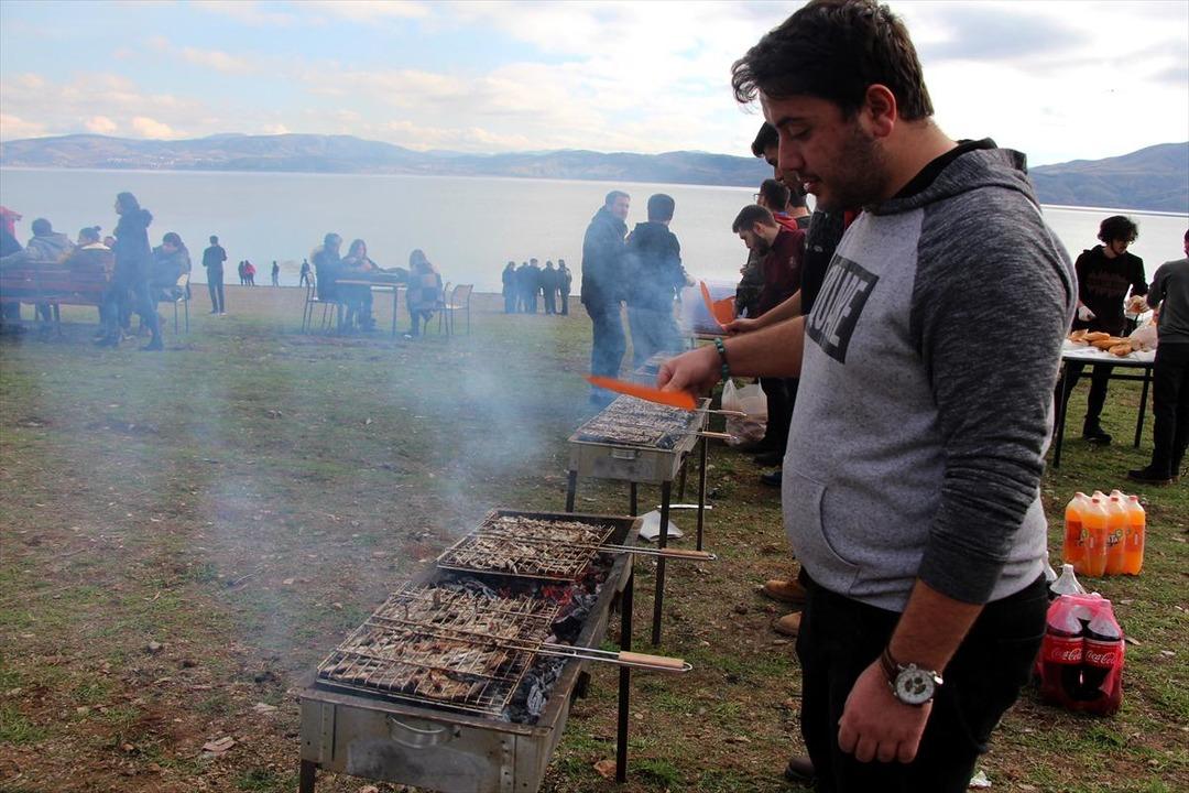 G&ouml;l kıyısında hamsi festivali 