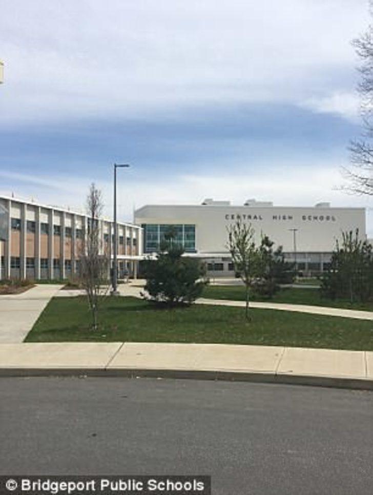 Böyle öğretmen olmaz olsun! Zihinsel engelli öğrencilerini kandırıp ilişkiye girmiş G2