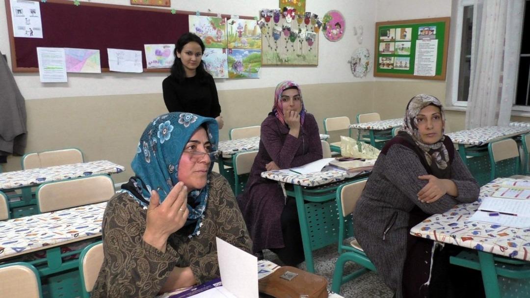 Okuma yazma &ouml;ğrenmek i&ccedil;in seferber oldular