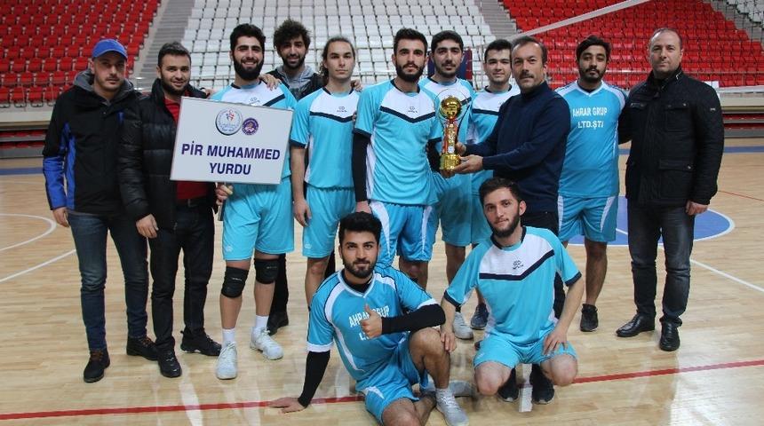 KYK&rsquo;lı gen&ccedil;ler voleybol turnuvasında yarıştı