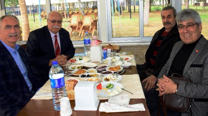 Başkan G&uuml;rşat Kale emekli &ouml;ğretmenlerle buluştu