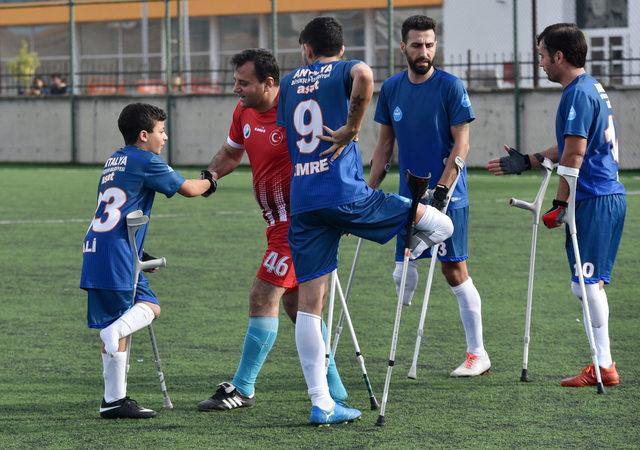 Koltuk değnekleriyle hayata çalım atıyor