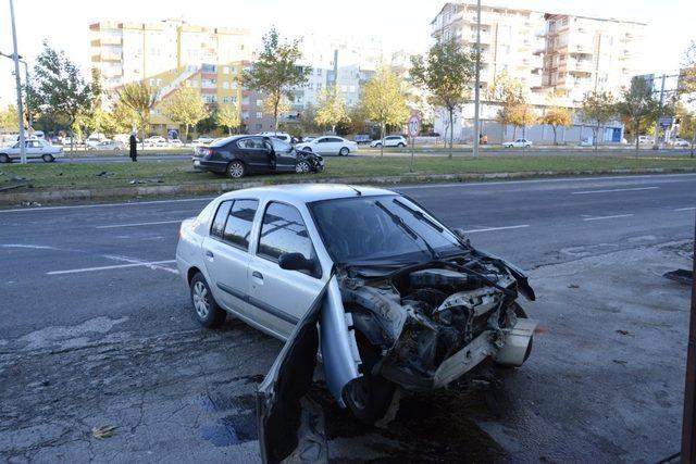 İki otomobil kafa kafaya çarpıştı: 7 yaralı