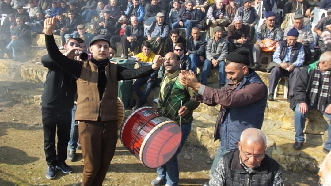 Sezonun ilk deve g&uuml;reşlerini 10 bin kişi izledi