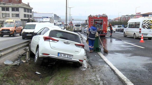 Büyükçekmece'de kadın öğretmen kaza yaptığı aracında sıkıştı