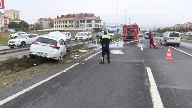 Büyükçekmece'de kadın öğretmen kaza yaptığı aracında sıkıştı