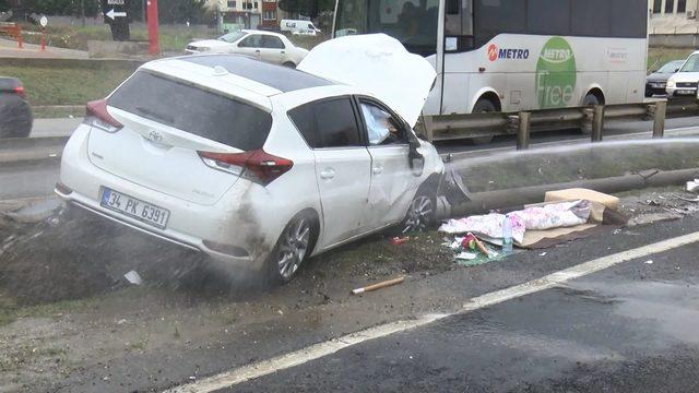 Büyükçekmece'de kadın öğretmen kaza yaptığı aracında sıkıştı