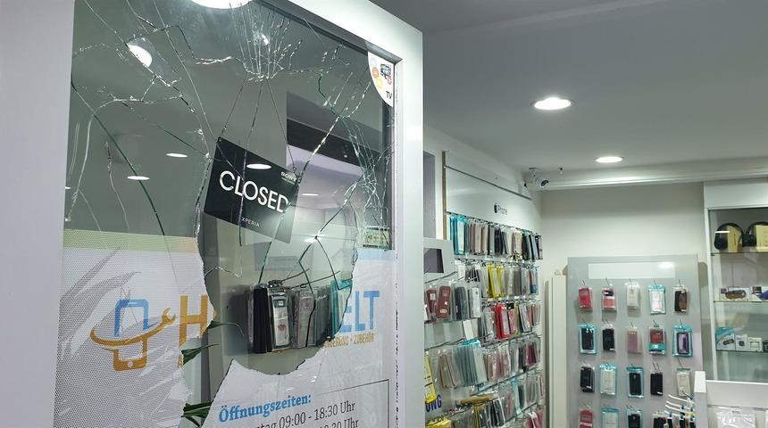 Türk iş yerine ırkçı saldırı! İlginç biblo detayı