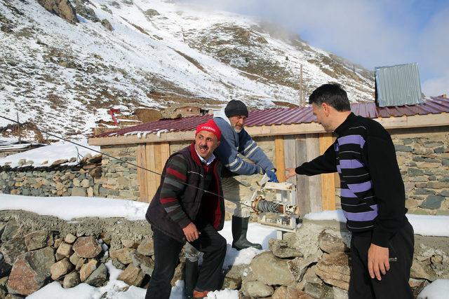 Çığ yıkmasın diye minareyi bu yıl da yatırdılar