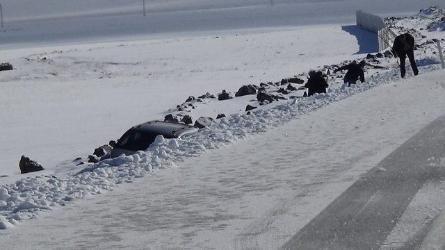 Kars’ta buz tutan yolda kayan otomobil şarampole düştü