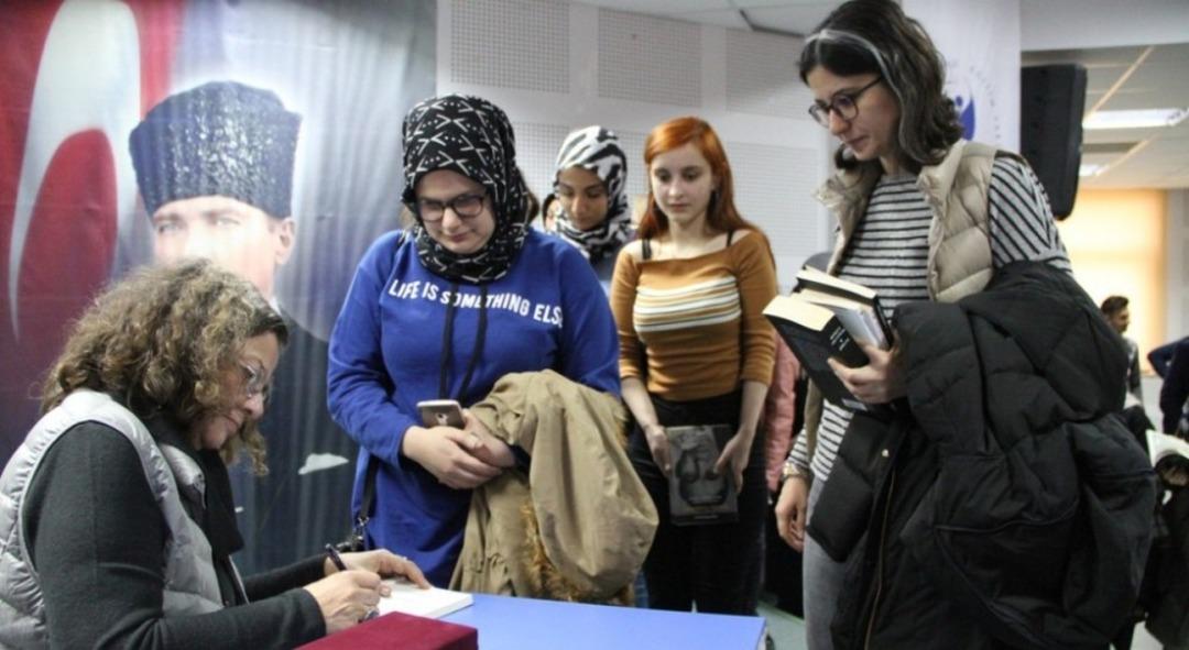 Dumlupınar &Uuml;niversitesi&rsquo;nde s&ouml;yleşi ve imza g&uuml;n&uuml;