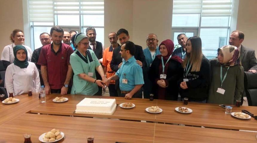 G&ouml;rme engelliye yaş pastalı s&uuml;rpriz