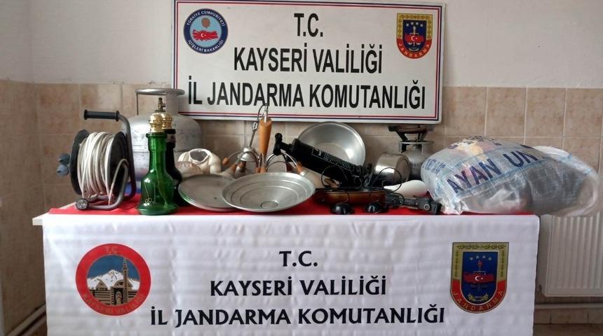 &Ccedil;aldıkları malzemeler ile beraber yakalandılar