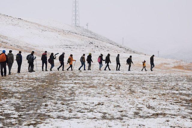 Yüksekovalı öğretmen ve öğrencilerden doğa yürüyüşü