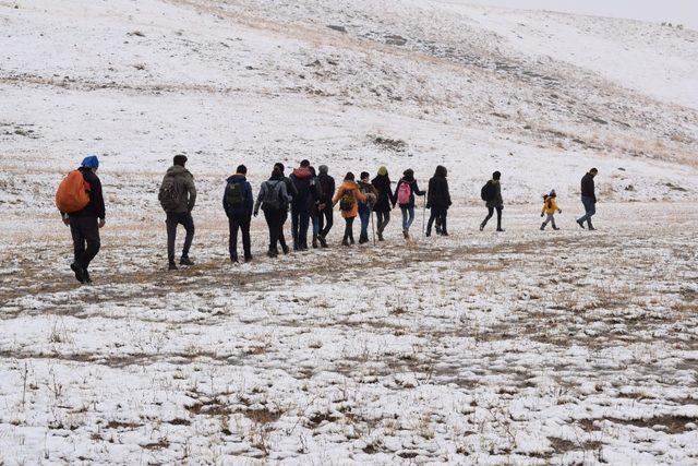 Yüksekovalı öğretmen ve öğrencilerden doğa yürüyüşü