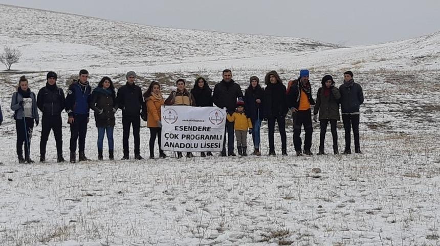 Yüksekovalı öğretmen ve öğrencilerden doğa yürüyüşü