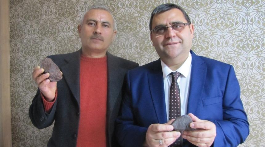 Sahilde g&ouml;k taşı buldu