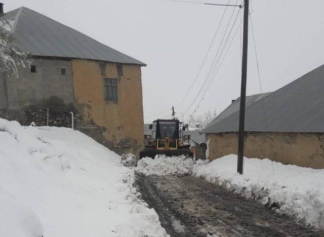 Hakkari’de kapalı köy yolları ulaşıma açıldı